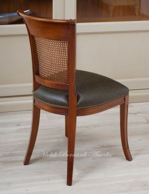 Sedia poltroncina in legno massello di ciliegio stile classico con seduta imbottita e rivestita in vera pelle