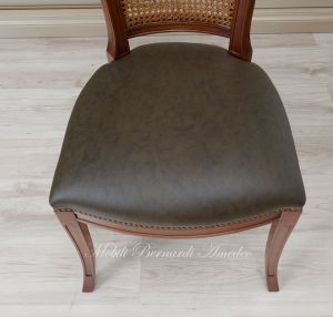 Sedia poltroncina in legno massello di ciliegio stile classico con seduta imbottita e rivestita in vera pelle