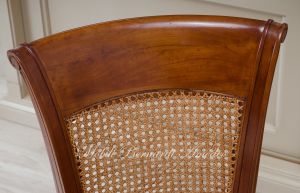 Sedia poltroncina in legno massello di ciliegio stile classico con seduta imbottita e rivestita in vera pelle