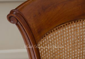 Sedia poltroncina in legno massello di ciliegio stile classico con seduta imbottita e rivestita in vera pelle