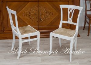 Sedie stile classico in legno con finitura colore bianco e seduta impagliata