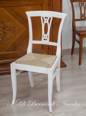 Sedia stile classico in legno con finitura colore bianco e seduta impagliata