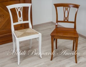 Sedie in legno stile classico - A sinistra faggio laccato bianco e a destra noce con seduta in massello
