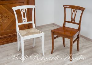 Sedie in legno stile classico - A sinistra faggio laccato bianco e a destra noce con seduta in massello