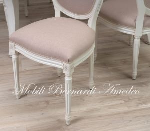 Sedia stile Luigi XVI con seduta e schienale imbottiti e finitura laccata bianco