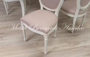 Sedia stile Luigi XVI con seduta e schienale imbottiti e finitura laccata bianco