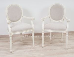 Poltroncina con braccioli stile classico laccata colorata bianco crema e imbottita