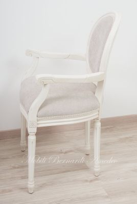 Poltroncina con braccioli stile classico laccata colorata bianco crema e imbottita