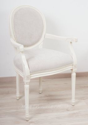 Poltroncina con braccioli stile classico laccata colorata bianco crema e imbottita