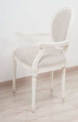 Poltroncina con braccioli stile classico laccata colorata bianco crema e imbottita