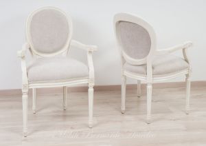 Poltroncina con braccioli stile classico laccata colorata bianco crema e imbottita