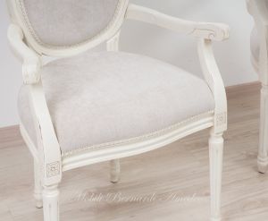Poltroncina con braccioli stile classico laccata colorata bianco crema e imbottita