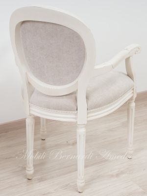 Poltroncina con braccioli stile classico laccata colorata bianco crema e imbottita