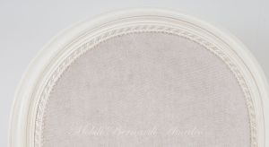 Poltroncina con braccioli stile classico laccata colorata bianco crema e imbottita