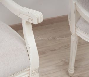 Poltroncina con braccioli stile classico laccata colorata bianco crema e imbottita