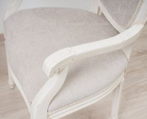 Poltroncina con braccioli stile classico laccata colorata bianco crema e imbottita