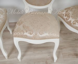 Sedie imbottite stile classico produzione artigianale italiana con finitura colore bianco