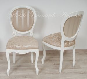 Sedie imbottite stile classico produzione artigianale italiana con finitura colore bianco