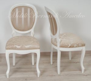 Sedie imbottite stile classico produzione artigianale italiana con finitura colore bianco