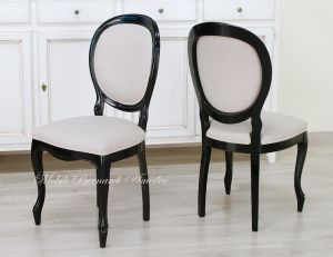 Sedia stile classico con finitura colore nero e rivestita con tessuto chiaro