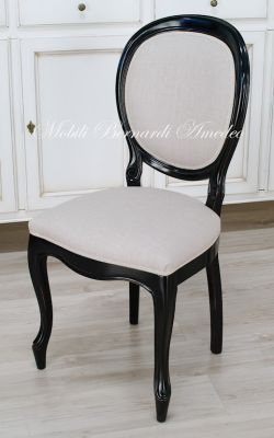 Sedia stile classico con finitura colore nero e rivestita con tessuto chiaro