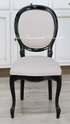 Sedia stile classico con finitura colore nero e rivestita con tessuto chiaro