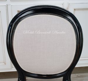 Sedia stile classico con finitura colore nero e rivestita con tessuto chiaro