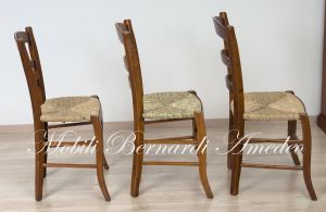 Sedie costruite artigianalmente in legno stile country rustico con seduta in paglia