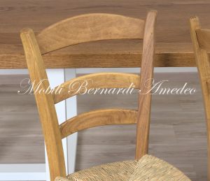 Sedia piccola stile country in legno chiaro e seduta impagliata a mano