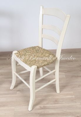 Sedia country campagnola fatta a mano in legno con finitura colore bianco anticato