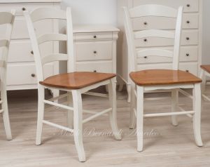 Sedie rustiche country fatte a mano con seduta in legno massiccio e struttura laccata colore bianco anticato