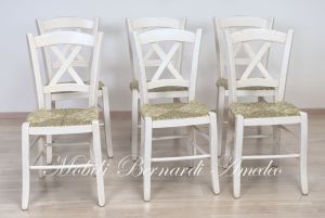 Sedia country fatta a mano in legno con finitura colore bianco e seduta in paglia