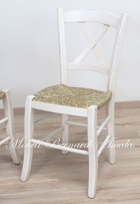 Sedia country fatta a mano in legno con finitura colore bianco e seduta in paglia