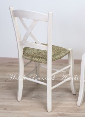 Sedia country fatta a mano in legno con finitura colore bianco e seduta in paglia
