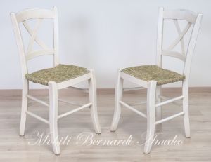 Sedia country fatta a mano in legno con finitura colore bianco e seduta in paglia