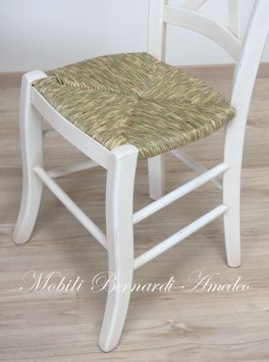 Sedia country fatta a mano in legno con finitura colore bianco e seduta in paglia