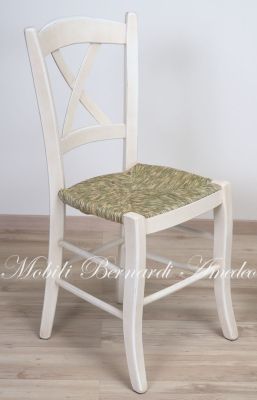Sedia country fatta a mano in legno con finitura colore bianco e seduta in paglia