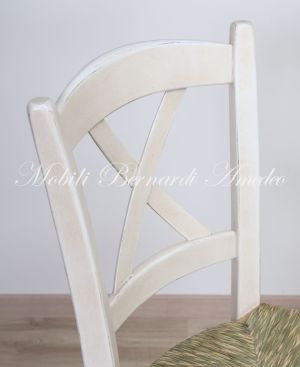 Sedia country fatta a mano in legno con finitura colore bianco e seduta in paglia