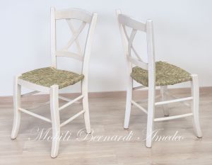 Sedia country fatta a mano in legno con finitura colore bianco e seduta in paglia