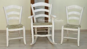 Sedia a dondolo country in legno con seduta impagliata