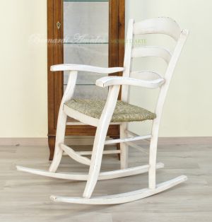 Sedia a dondolo country in legno con seduta impagliata
