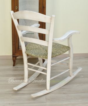 Sedia a dondolo country in legno con seduta impagliata