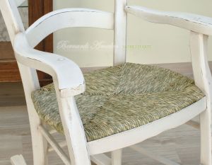 Sedia a dondolo country in legno con seduta impagliata