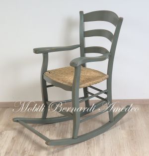 Sedia a dondolo country in legno con seduta impagliata