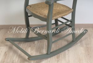 Sedia a dondolo country in legno con seduta impagliata