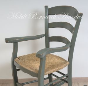 Sedia a dondolo country in legno con seduta impagliata