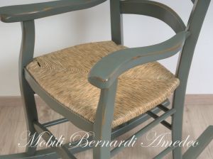 Sedia a dondolo country in legno con seduta impagliata