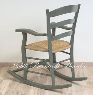 Sedia a dondolo country in legno con seduta impagliata