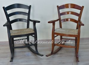 Sedia a dondolo country in legno con seduta impagliata