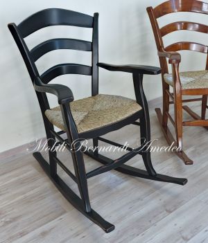Sedia a dondolo country in legno con seduta impagliata